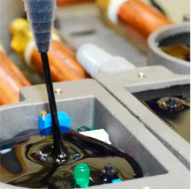 Meter-Mischpumpe 3-Achsen-Flüssigkleimmischer-Maschine zum Verputzen und Abgeben in Zustand